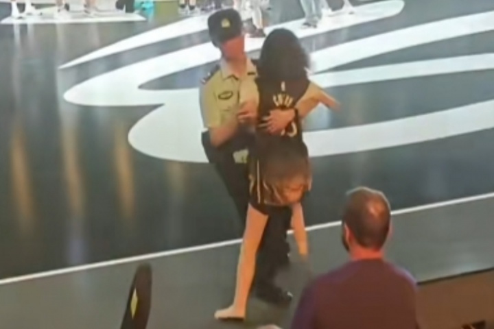 开云平台-真疯狂！库里中国行重庆站：一女球迷赤脚试图冲进场被安保拦下来